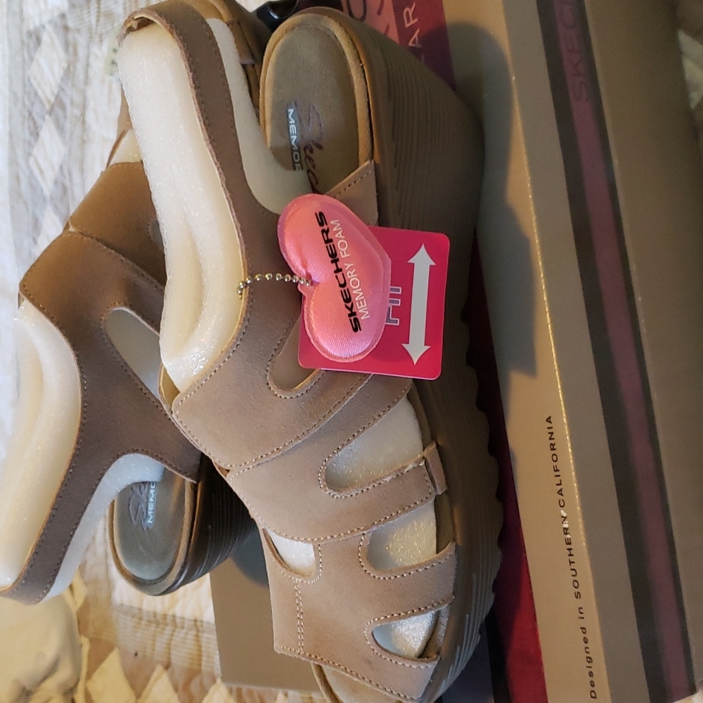 Nwt. Beige Sandles. Memory foam wide fit